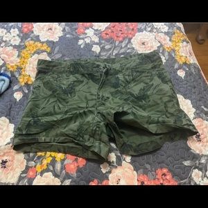 Women’s Leaf Print Shorts